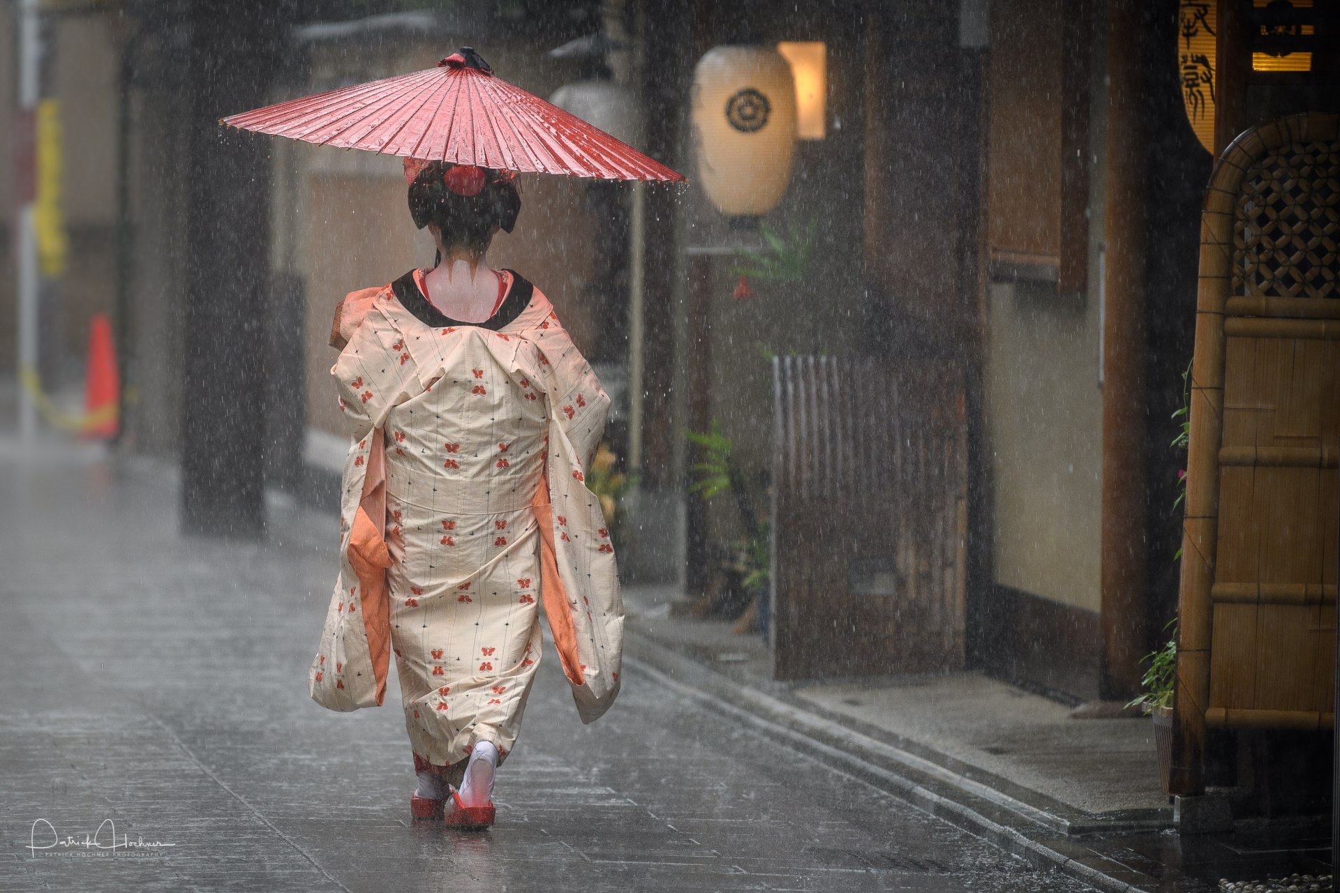 Under the rain, Maiko around Miyagawa-Cho, Kyoto.